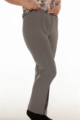 Model Anna - Assorterede størrelser i lette bukser fra Brandtex i grå